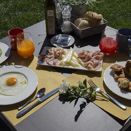 Agriturismo La Rocca مزرعة للإقامة *