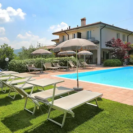 مزرعة للإقامة Agriturismo La Rocca