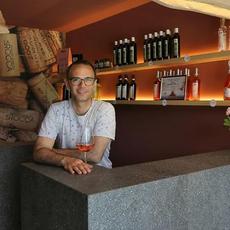 مزرعة للإقامة Agriturismo La Rocca *